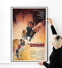 The Goonies Poster Targhe in Metallo Poster in Metallo Retro Garage Giardino Domestico Parete Festa di Compleanno Bar Caffetteria Cucina Decorazione da Parete Vintage Art The Goonies Poster Targhe in Metallo Poster in Metallo Retro Garage Giardino Domestico Parete Festa di Compleanno Bar Caffetteria Cucina Decorazione da Parete Vintage Art